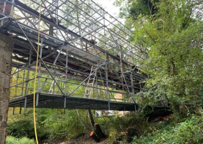 Echafaudage suspendu et confinement pour déplombage sur passerelle moulins des pierres / CHANTELLE (03)