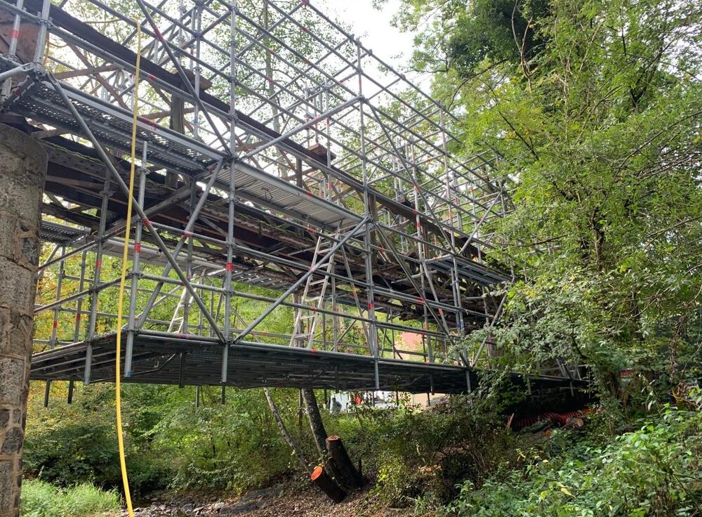 Echafaudage suspendu et confinement pour déplombage sur passerelle moulins des pierres / CHANTELLE (03)