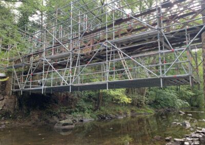 Echafaudage suspendu et confinement pour déplombage sur passerelle moulins des pierres / CHANTELLE (03)