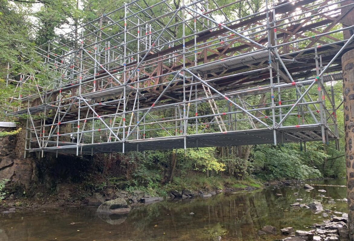 Echafaudage suspendu et confinement pour déplombage sur passerelle moulins des pierres / CHANTELLE (03)