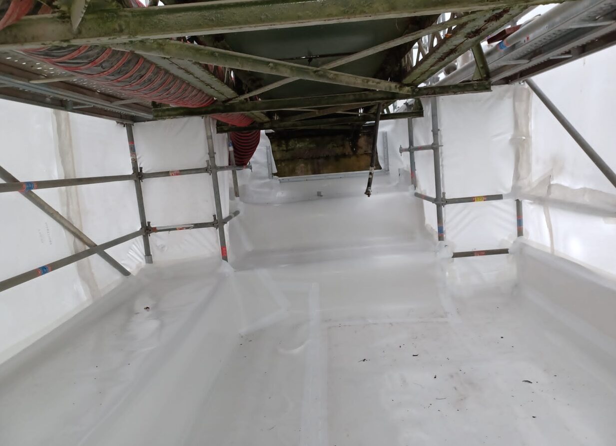 Echafaudage suspendu et confinement pour déplombage sur passerelle moulins des pierres / CHANTELLE (03)