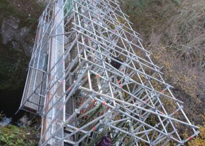 Echafaudage suspendu et confinement pour déplombage sur passerelle roche cabri / CHANTELLE (03)