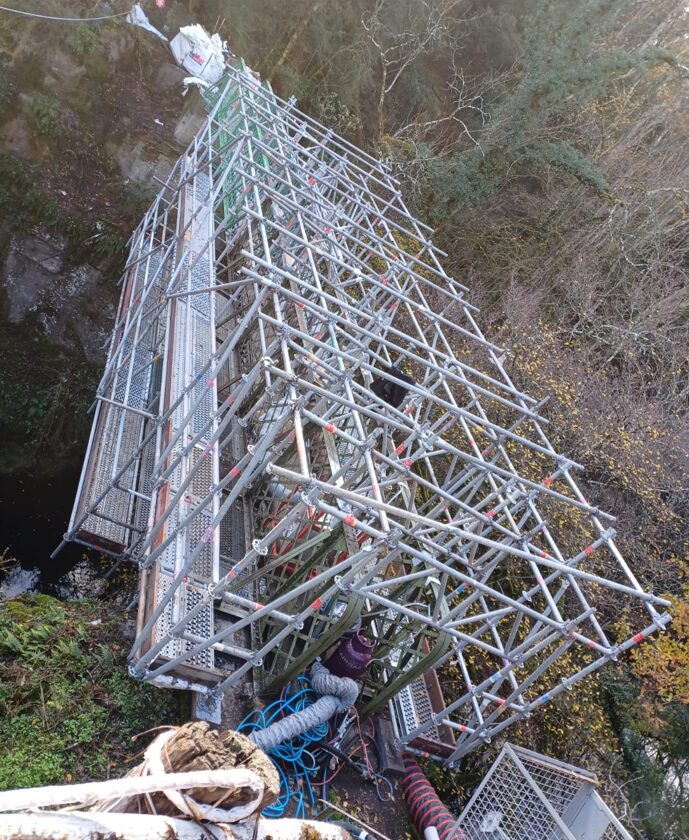 Echafaudage suspendu et confinement pour déplombage sur passerelle roche cabri / CHANTELLE (03)