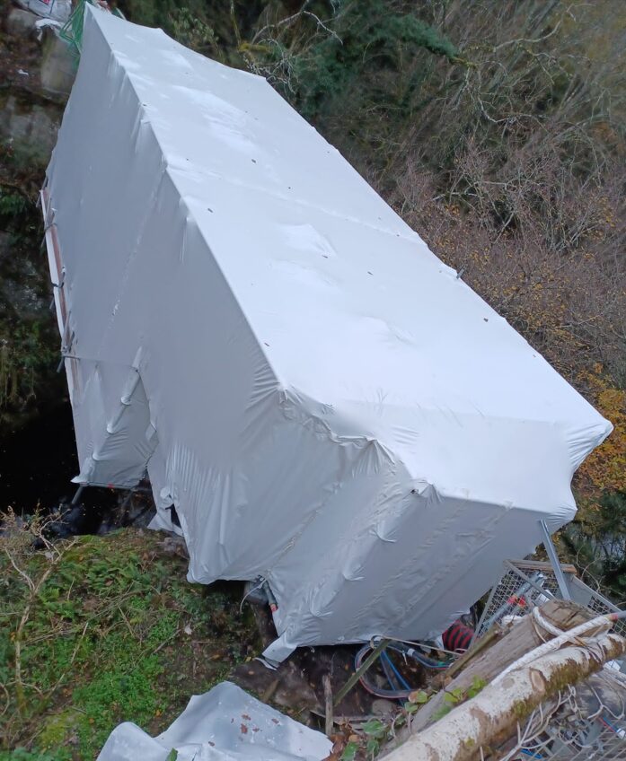 Echafaudage suspendu et confinement pour déplombage sur passerelle roche cabri / CHANTELLE (03)