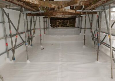 Echafaudage suspendu et confinement pour déplombage sur passerelle roche cabri / CHANTELLE (03)