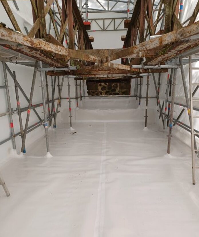 Echafaudage suspendu et confinement pour déplombage sur passerelle roche cabri / CHANTELLE (03)