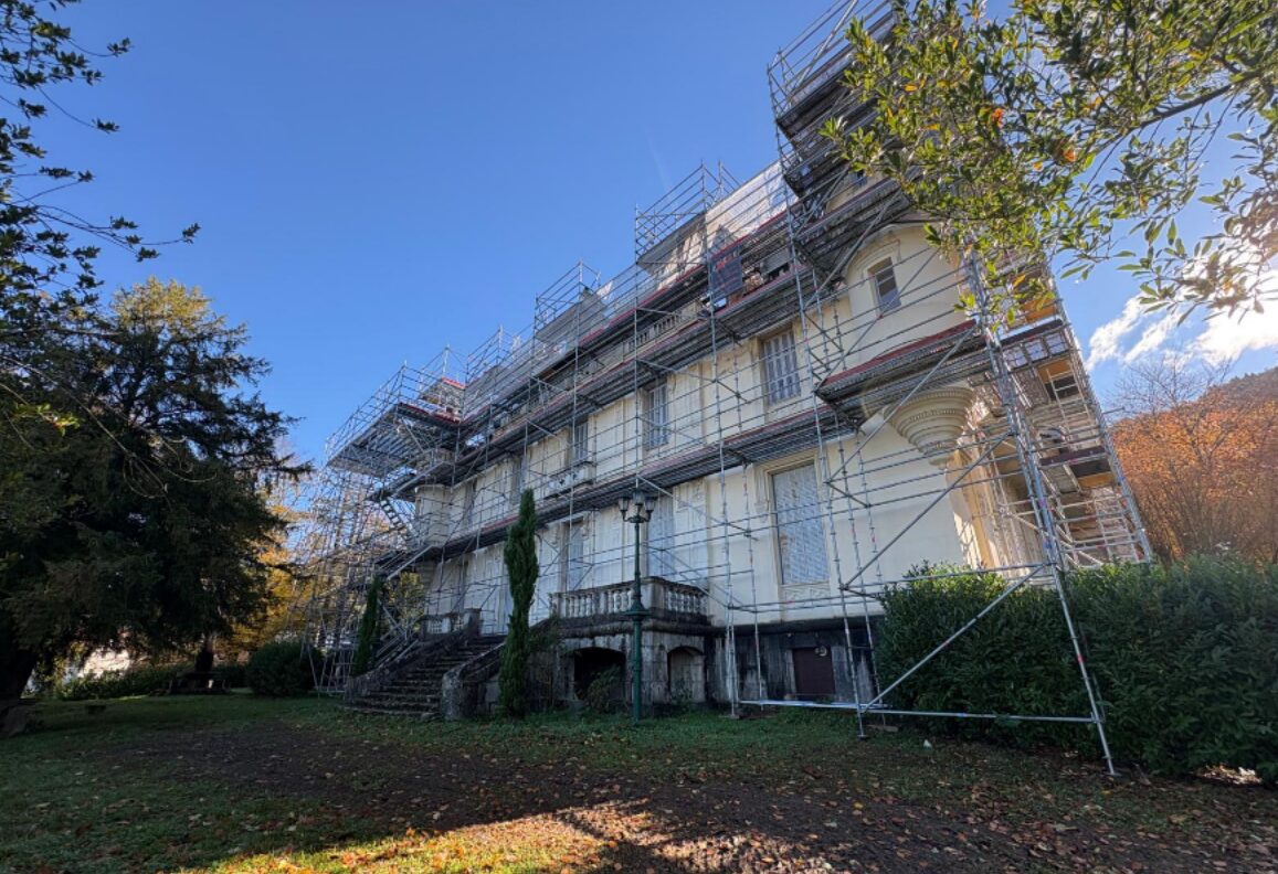 Echafaudage sur château / SAINT BERON (73)