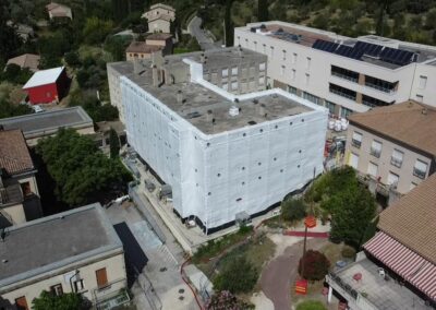 Confinement + Echafaudage pour désamiantage de façade  / BUIS LES BARONNIES (26)