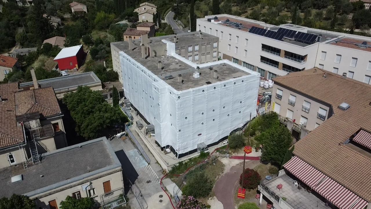 Confinement + Echafaudage pour désamiantage de façade / BUIS LES BARONNIES (26)