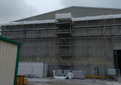 Echafaudage d’accès et bâche thermo rétractable pour retrait de bardage amianté / Ottmarsheim (68)