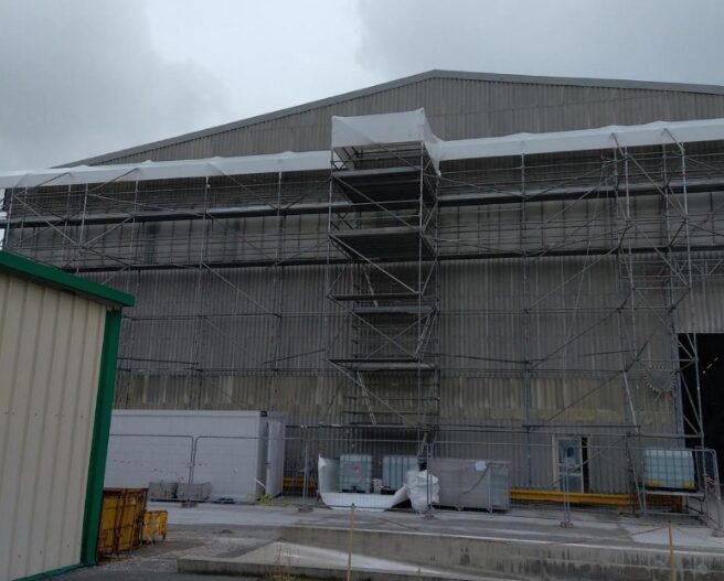 Echafaudage d’accès et bâche thermo rétractable pour retrait de bardage amianté / Ottmarsheim (68)