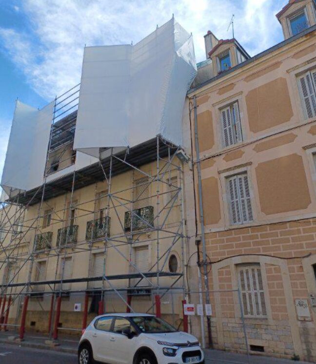 Echafaudage d’accès et bâche thermo rétractable pour dépollution suite à sinistre / Dijon (21)