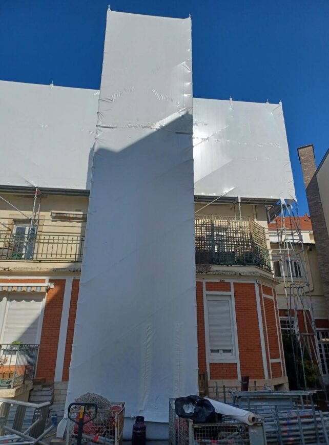 Echafaudage d’accès et bâche thermo rétractable pour dépollution suite à sinistre / Dijon (21)