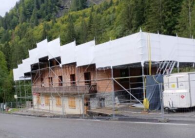 Echafaudage d’accès et bâche thermo rétractable pour dépollution suite à sinistre / CREST VOLAND (73)