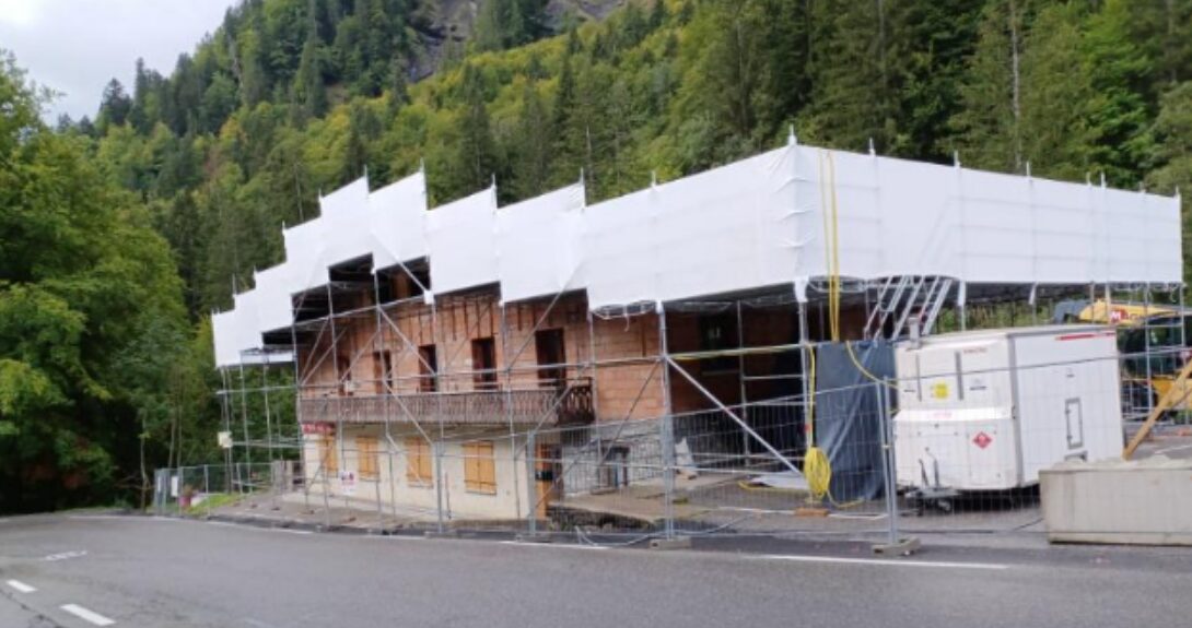 Echafaudage d’accès et bâche thermo rétractable pour dépollution suite à sinistre / CREST VOLAND (73)